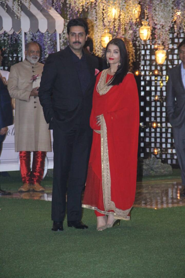 एश्वर्या राय बच्चन रेड कलर की अनारकली ड्रेस में काफी सुंदर लग रही थीं.