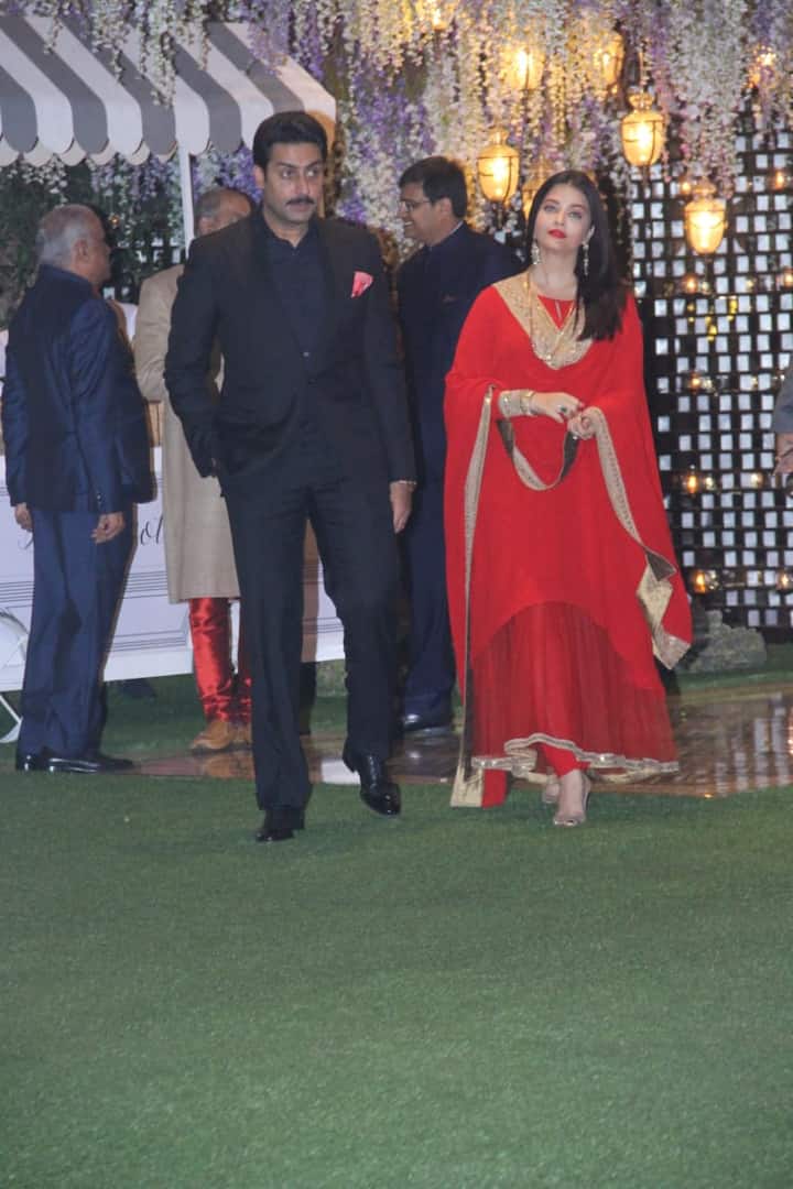 वहीं, अभिषेक बच्चन ब्लैक कलर की ड्रेस में नजर आए. उनका लुक उनकी आनेवाली फिल्म 'दी बिग बुल' से मिलता-जुलता रहा.