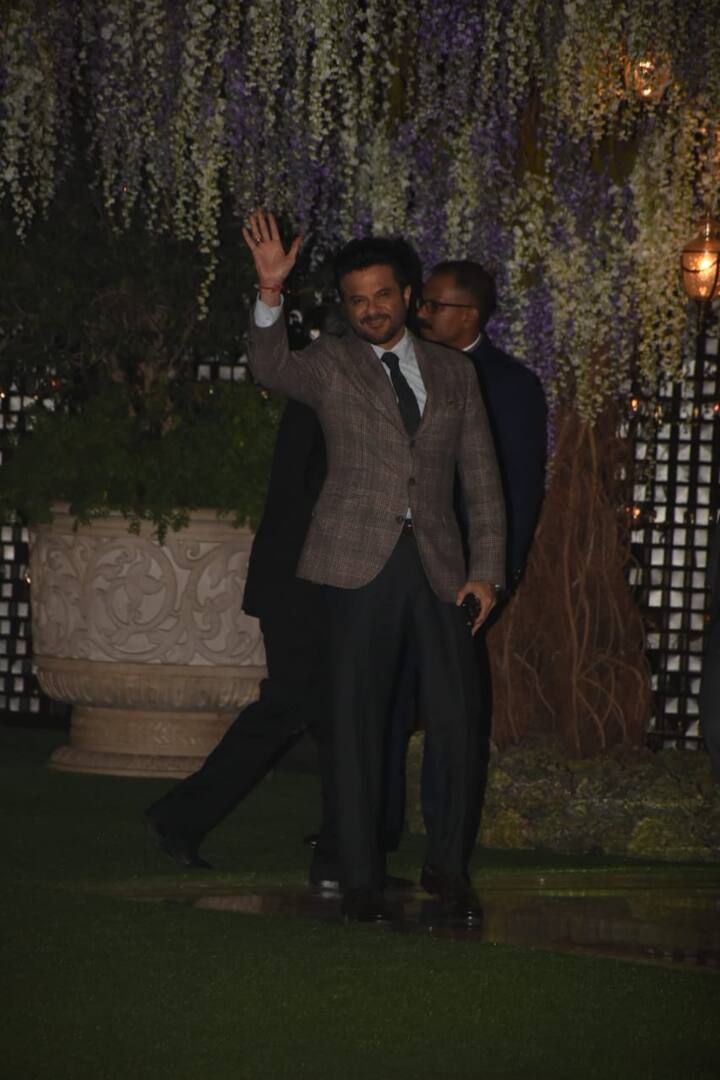 अंबानी के यहां पार्टी में अनिल कपूर भी दिखे. वह अपनी पत्नी के साथ यहां आए थे.