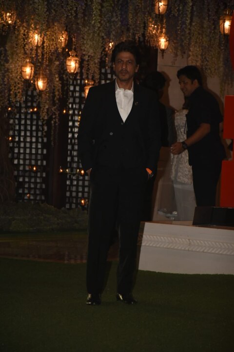 तस्वीरें: मुकेश अंबानी की पार्टी में बॉलीवुड सितारों ने लगाया चार चांद, SRK, एश्वर्या सहित ये बड़े स्टार्स पहुंचे