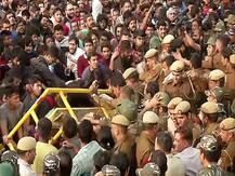 दिल्लीः फीस बढ़ोतरी और ड्रेस कोड के विरोध में छात्रों ने किया जेएनयू के बाहर प्रदर्शन