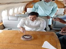 विमान में जन्मदिन का केक काटते तेजस्वी यादव का फोटो हुआ वायरल, विपक्षियों ने बोला हमला