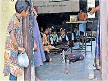 Viral: हैदराबाद में क्लास के अंदर झांकती भूखी लड़की की फोटो वायरल, उसी स्कूल में मिला दाखिला
