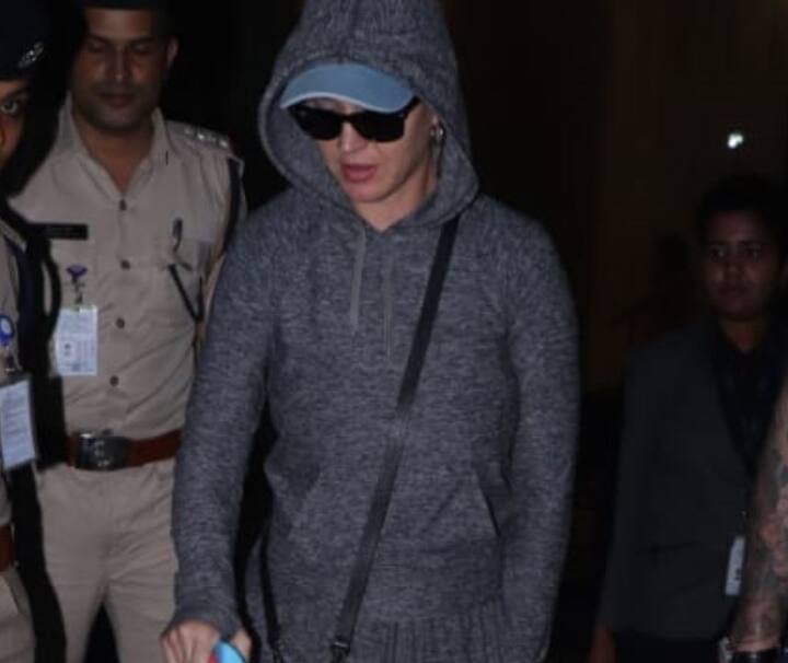 केटी इस दौरान ग्रे रंग फुल बॉडी ट्रैक सूट में नजर आईं. केटी ने इस दौरान सिर पर हुडी की कैप पहन रखी और आंखों पर डार्क सन ग्लास लगा रहे थे.