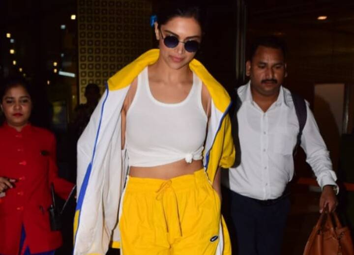इस ट्रैक सूट के साथ दीपिका ने सफेद रंग का क्रॉप टॉप और सफेद रंग के ही शूज पहने हुए थे.