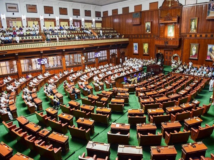 Karnataka: Supreme Court to deliver verdict today on pleas of disqualified MLAs कर्नाटक में अयोग्य ठहराए गए 17 विधायक उपचुनाव लड़ सकते हैं या नहीं, सुप्रीम कोर्ट का फैसला आज