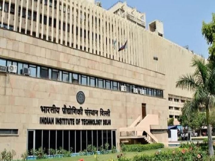 IIT Delhi students falls off from hostel building  IIT दिल्ली में हॉस्टल की 5वीं मंजिल से गिरने के बाद छात्रा की मौत, आत्महत्या का संदेह
