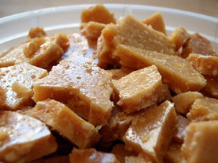 Eating jaggery in the winter season will benefit ठंड के मौसम में रोज खाएं गुड़, खांसी जुकाम के अलावा ये बीमारियां भी रहेंगी दूर