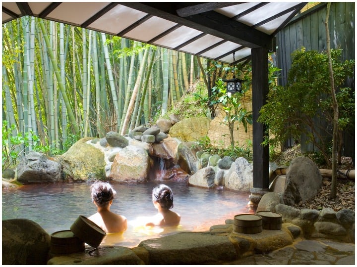 Japan, Hot pond, Natural climate, taking bath जापान का वो तालाब जिसमें पुरुष-महिला साथ नहाने के लिए चार दिन पैदल चलते हैं