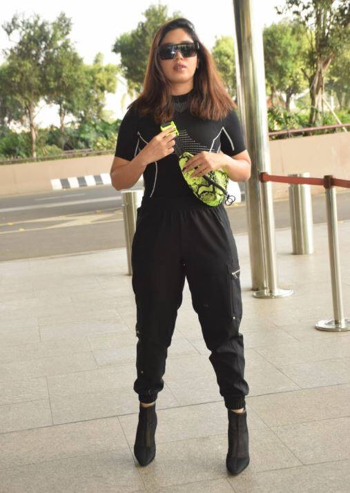 मुंबई में बुधवार को कई बॉलीवुड सेलेब्स को एयरपोर्ट पर स्पॉट किया गया. इसमें भूमि पेडनेकर से लेकर सोनू निगम और रवीना टंडन तक शामिल हैं. 