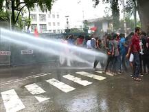 दिल्लीः जेएनयू में फीस बढ़ोतरी के खिलाफ यूजीसी के बाहर एबीवीपी छात्रों ने जमकर किया प्रदर्शन