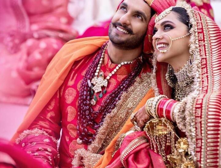 बॉलीवुड के सबसे हॉट और क्यूट कपल्स में शुमार रणवीर सिंह और दीपिका पादुकोण आज अपनी शादी की पहली सालगिरह मना रहे हैं. इस खास दिन पर हम आपके लिए इन दोनों की शादी की वेडिंग एल्बम लेकर आए हैं. जिन्हें आप आगे की स्लाइड्स का रुख करके देख सकते हैं. 