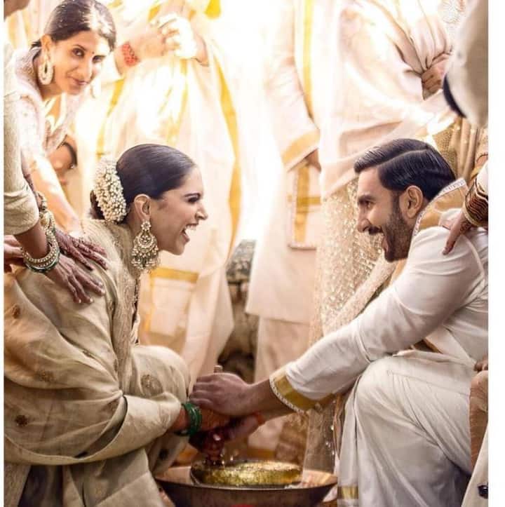 इस तस्वीर में आप इन दोनों को शादी की रस्म अदा करते हुए देख सकते हैं. दोनों किस कदर एक दूसरे के साथ मस्ती करते नजर आ रहे हैं. 