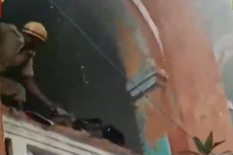 घटना में किसी के हताहत होने की खबर नहीं है. 