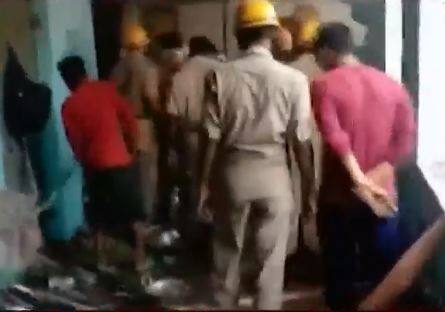 आग लगने की घटना के बाद थाने में विद्युत सप्लाई रोक दी गई है.