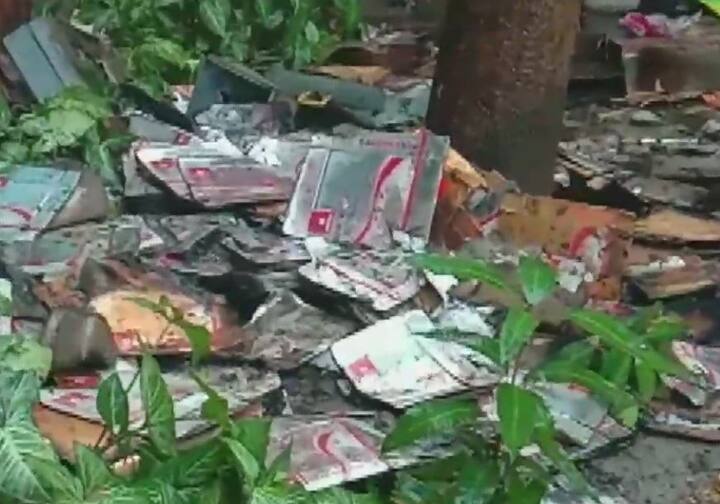 पुलिसकर्मी थाने में रखे दस्तावेजों को बचाने का प्रयास कर रहे हैं.