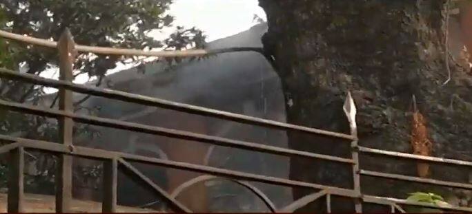 आग के कारण कई महत्त्वपूर्ण कागजात और सामान जलकर खाक हो चुके हैं.