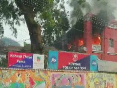 बिहार: पटना कोतवाली पुलिस स्टेशन में लगी भीषण आग, दमकल की गाड़ियां मौके पर बिहार: पटना कोतवाली पुलिस स्टेशन में लगी भीषण आग, दमकल की गाड़ियां मौके पर