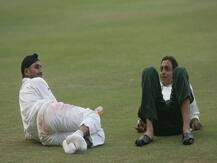 शोएब अख्तर ने दूसरे बेटे के साथ शेयर की तस्वीर, हरभजन ने ट्रोल करते हुए लिखा- स्पीड कम नहीं हुई ब्रदर