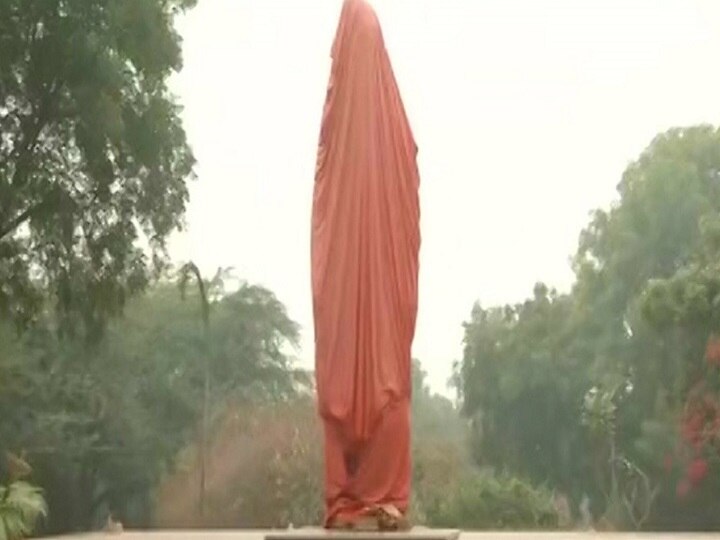 Swami Vivekananda statue at JNU Objectionable messages found written on base जेएनयू में स्वामी विवेकानंद की मूर्ति के चबूतरे पर आपत्तिजनक संदेश लिखे पाए गए