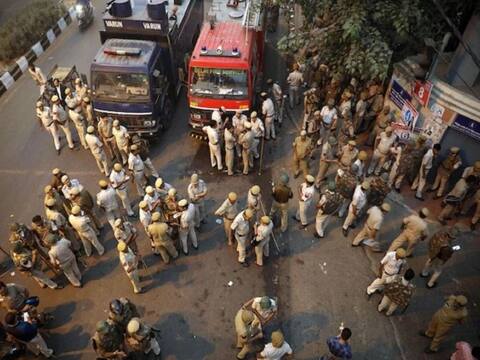 दिल्ली में वकीलों की हड़ताल जारी, तीस हजारी कोर्ट में दो हफ्ते बाद लौटे पुलिसकर्मी दिल्ली में वकीलों की हड़ताल जारी, तीस हजारी कोर्ट में दो हफ्ते बाद लौटे पुलिसकर्मी