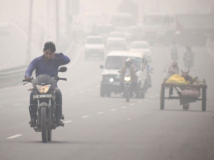 Air Pollution in national capital goes in severe category, visibility declines Air Pollution: राजधानी दिल्ली की हवा हुई बेहद खराब, स्मॉग के चलते कई इलाकों में विजिबिलिटी घटी