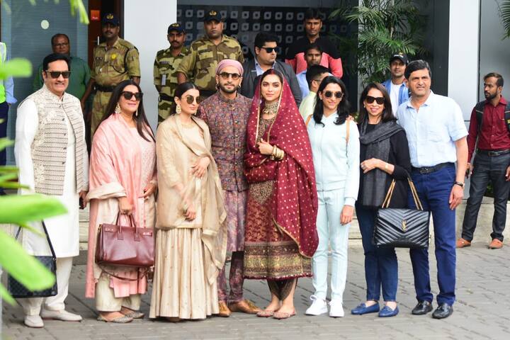 पारंपरिक परिधान में दोनों का लुक काफी निखरा हुआ नजर आ रहा था. दोनों ने मुस्कुराकर अपने फैंस का अभिवादन किया. वापसी में दीपिका की मां उज्ज्वला पादुकोण, पिता प्रकाश पादुकोण और बहन अनीषा भी साथ थीं. जबकि रणवीर के साथ उनके पिता जगजीत सिंह भावनानी, मां अंजू भावनानी और बहन रितिका भावनानी नजर आए. (तस्वीरें: मानव मंगलानी)