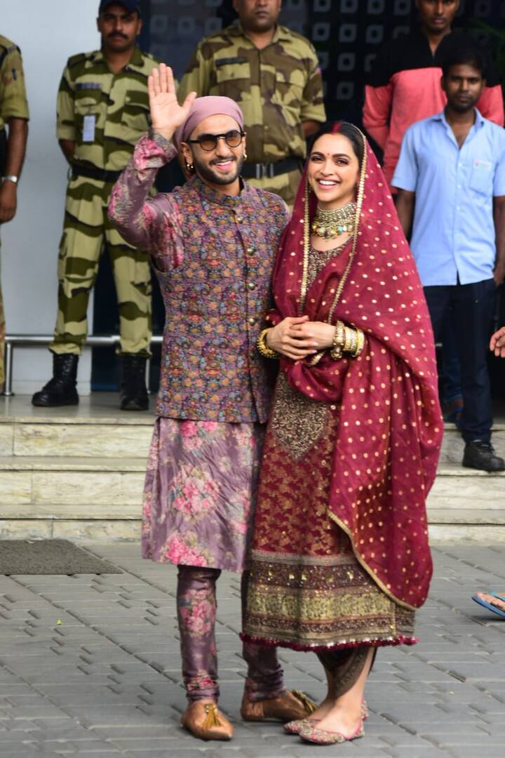 रणवीर सिंह और दीपिका पादुकोण पहले से चर्चा में रहे हैं. शादी से पहले उन्होंने छह साल तक एक दूसरे को डेट किया था. और 14 नवंबर 2018 को इटली में शादी कर सबको चौंका दिया. उस वक्त उनकी शादी की तस्वीर ने सोशल मीडिया पर धूम मचा दिया था. (तस्वीरें: मानव मंगलानी)
