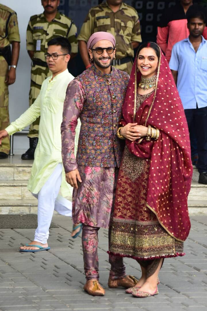 फिल्मी पर्दे पर दीपिका पादुकोण रणवीर सिंह की पत्नी रोमा बनकर साथ देंगी. वहीं, रणवीर सिंह ऑलराउंडर क्रिकेटर कपिल देव का किरदार निभाते हुए दिखाई देंगे. कबीर खान निर्देशित फिल्म अगले साल 10 अप्रैल को रुपहले पर्दे पर प्रदर्शित होगी. (तस्वीरें: मानव मंगलानी)