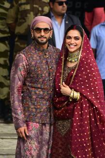 तस्वीरें: शादी की पहली सालगिरह मनाकर मुंबई लौटे रणवीर-दीपिका, एयरपोर्ट पर हुए कैमरों में कैद