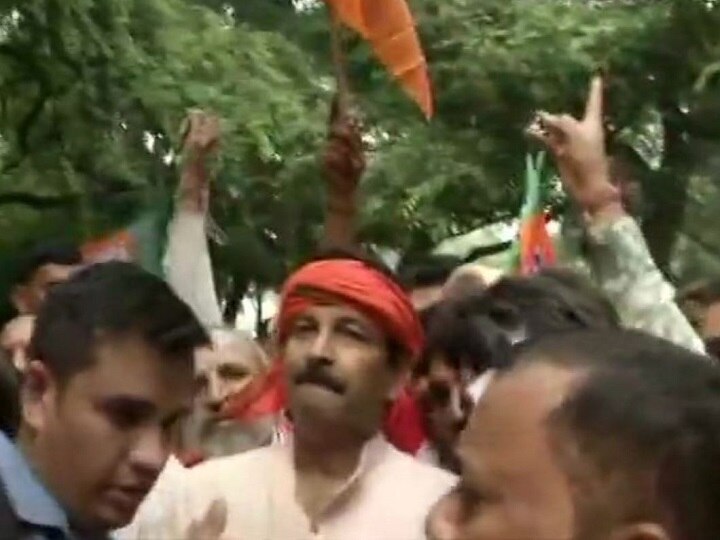 Rafale Verdict: BJP leaders and workers, protesting outside the AICC office in Delhi राफेल पर SC के फैसले के बाद BJP का हल्ला बोल, माफी की मांग को लेकर राहुल गांधी के खिलाफ प्रदर्शन