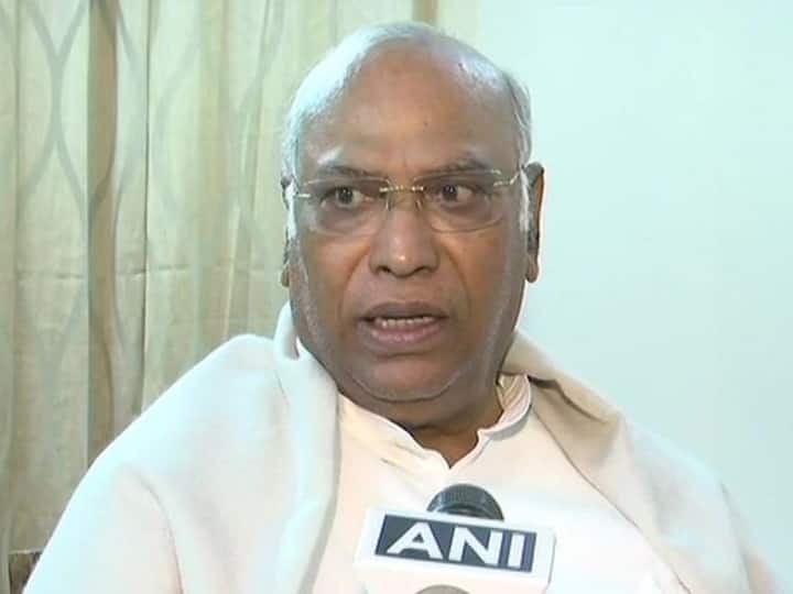 Maharastra Mallikarjun Kharge said Congress alone cant decide things महाराष्ट्र: सरकार बनाने की जोड़-तोड़ के बीच बोले मल्लिकार्जुन खड़गे - कांग्रेस अकेले फैसला नहीं ले सकती
