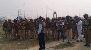 उन्नाव: किसानों ने खोया आपा, किया जेसीबी पर पथराव