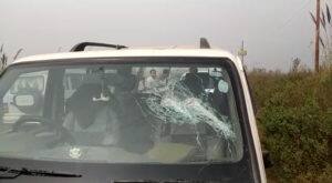 उन्नाव: किसानों ने खोया आपा, किया जेसीबी पर पथराव