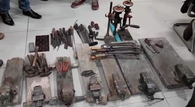 Police raided and exposed 7 mini gun factories मुंगेर: 7 मिनी गन फैक्ट्री का हुआ पर्दाफाश, 4 गिरफ्तार