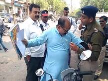 मध्यप्रदेश: कांग्रेस नेता और यातायात प्रभारी की बीच सड़क पर नोंकझोक का वीडियो वायरल