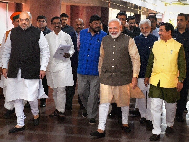 All party meeting: Pm narendra modi and Amit shah talked with shiv sena leader सर्वदलीय बैठक में शिवसेना नेता, पीएम मोदी और अमित शाह के बीच कुछ इस तरह हुई बातचीत कि अब ये चर्चा होने लगी है?