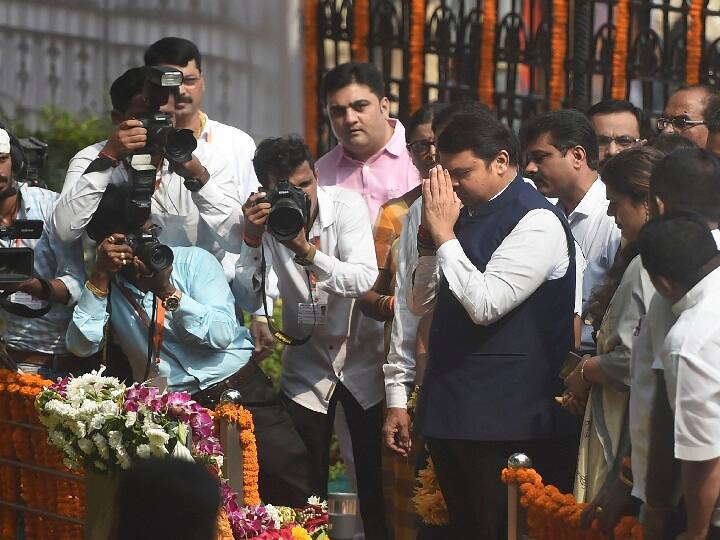 Shiv Sena founder Balasaheb Thackeray death anniversary: Former Maharashtra CM Devendra Fadnavis pays tribute बाला साहेब पुण्यतिथि: ठाकरे परिवार के जाने के बाद श्रद्धांजलि देने आए फडणवीस, शिवसेना कार्यकर्ताओं ने की नारेबाजी