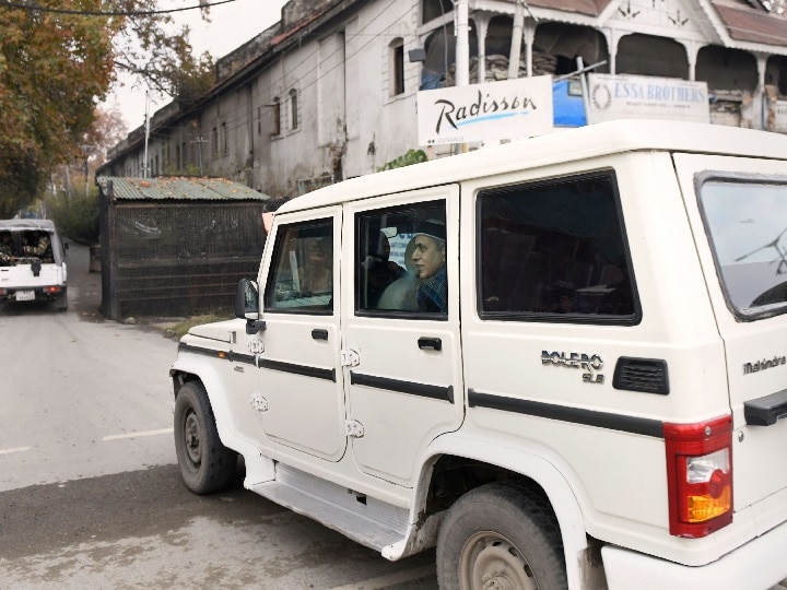 Detained Kashmiri Leaders moved to MLA Hostel in Jammu Kashmir नजरबंद 34 नेताओं को विधायक आवास में शिफ्ट किया गया, मुफ्ती के बदसलूकी के दावों को पुलिस ने किया खारिज