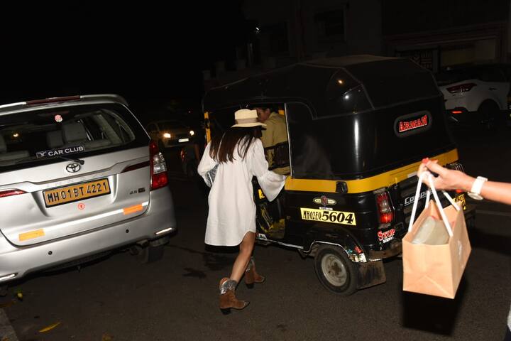 डिनर के बाद मलाइका ने ऑटो से वापसी की. (Photo Credit: Manav Manglani)