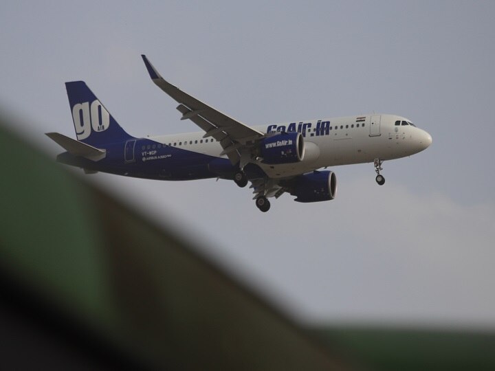 GoAir Ahmedabad to Bengaluru flight scare after engine catches fire GoAir की बेंगलुरु जाने वाली फ्लाइट के इंजन में अहमदाबाद एयरपोर्ट पर लगी आग, सभी यात्री सुरक्षित