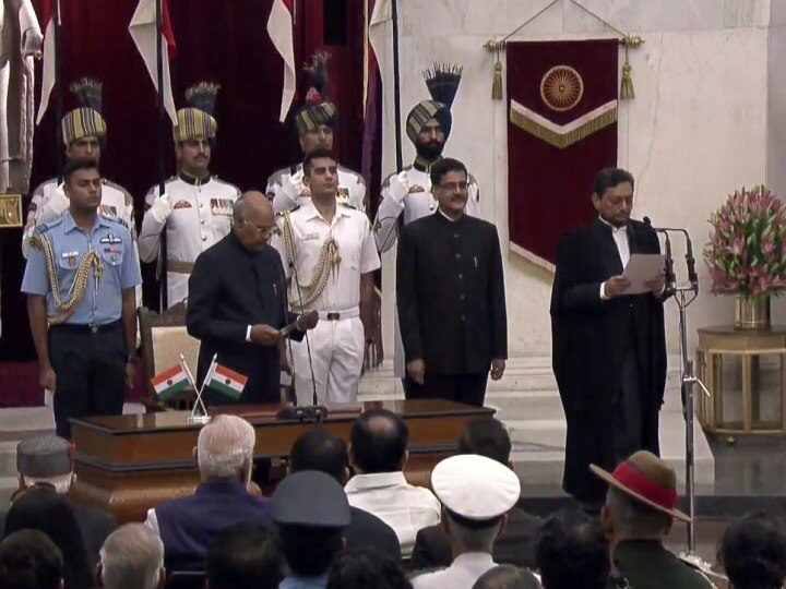 justice sa bobde takes oath as 47th chief justice of india देश के 47वें CJI बने जस्टिस बोबडे, शपथ ग्रहण के बाद मां के पैर छूकर लिया आशीर्वाद