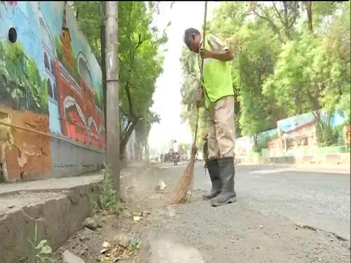 पुणे: सफाई कर्मचारी की अनोखी पहल, गाने गा कर कर रहे हैं लोगों को जागरूक