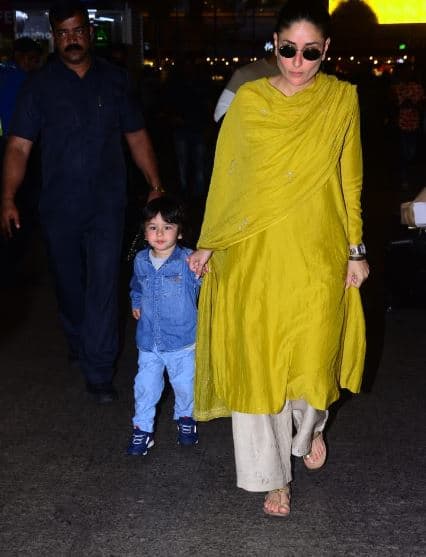 इस दौरान तैमूर अच्छे बच्चों की तरह एयरपोर्ट पर मम्मी करीना कपूर का हाथ पकड़कर चलते नजर आए. 