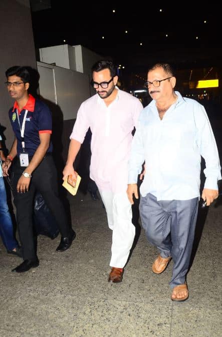 वहीं, सैफ अली खान भी इस दौरान पिंक रंग के कुर्ते और सफेद रंग पैजामे में नजर आए. 