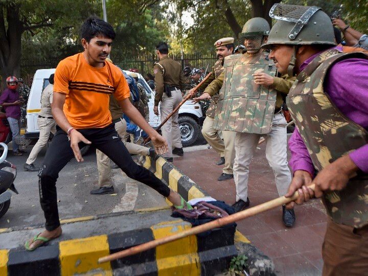 JNU protest: Jawaharlal Nehru University students march to Parliament stopped by Delhi Police JNU Protest: फीस बढ़ोतरी के विरोध में संसद जा रहे छात्रों पर लाठीचार्ज, 4 मेट्रो स्टेशन पर सेवाएं फिर बहाल