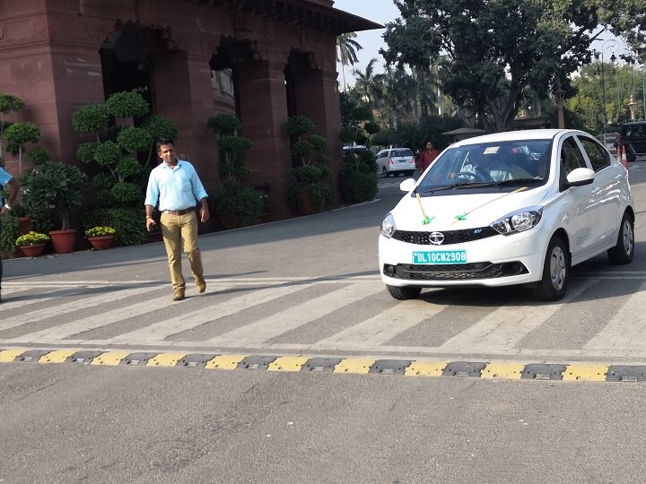 Cars with green number plates ran in the Parliament दिल्ली: संसद भवन परिसर में दौड़ीं हरे नंबर प्लेट वाली इलेक्ट्रिक गाड़ियां