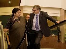 डिग्री विवाद पर स्मृति ईरानी ने विरोधियों पर कसा तंज, कहा-सोच रहे हैं पढ़ाई पूरी की नहीं, आगे क्या करें