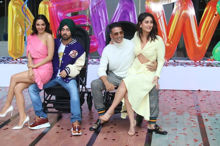 अब इसी के बाद से शुरू होता है कहानी में ट्विस्ट, दिलजीत अपने बच्चे के लिए करीना और अक्षय के पीछे पड़ जाते हैं. इसी के साथ दिलजीत और कियारा की एंट्री अक्षय और करीना की जिंदगी में हो जाती है. आपको बता दें कि करण जौहर इस फिल्म को प्रोड्यूस कर रहे हैं. इस फिल्म का निर्देशन राज मेहता करेंगे. ये फिल्म 27 दिसंबर को रिलीज होगी. (तस्वीर: मानव मंगलानी)