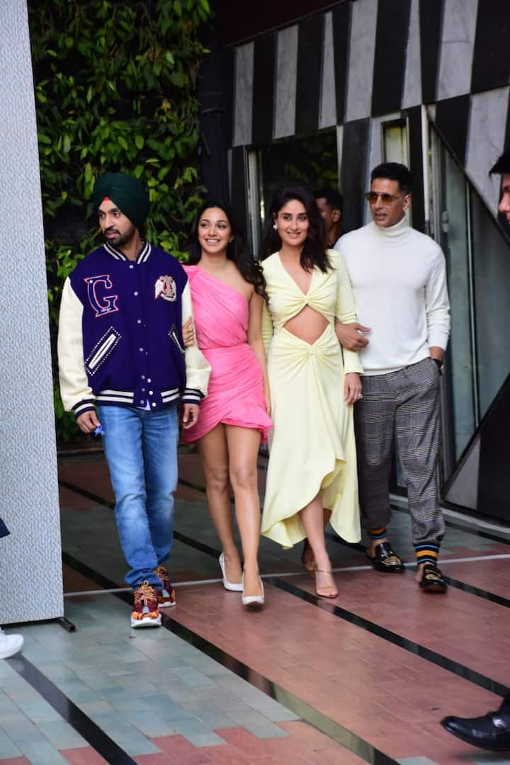 ट्रेलर लॉन्च के दौरान फिल्म के सभी सितारों ने एक साथ स्टेज पर एंट्री की. (तस्वीर: मानव मंगलानी)